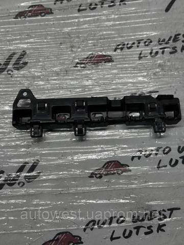 Кронштейн наружной накладки порога правой 7387342 BMW