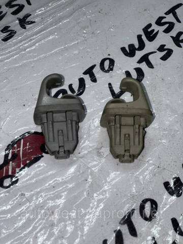 Фиксатор солнцезащитного козырька 7434833040B0 TOYOTA