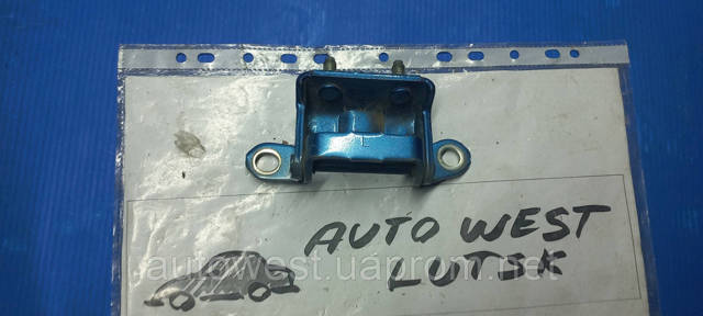 NISSAN 82401ED01A Петля двери передней правой в наличии Ирпень