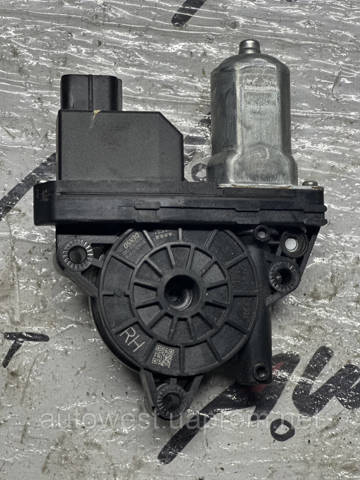 Мотор стеклоподъемника двери передней, правой 82460C1010 HYUNDAI