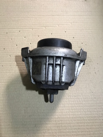 Кронштейн подушки (опоры) двигателя, левой 13981112 BMW