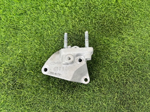 Кронштейн подушки (опоры) двигателя, правой 2167003HA0 HYUNDAI