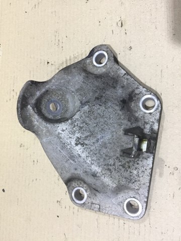 Кронштейн подушки (опоры) двигателя, левой 22116768521 BMW