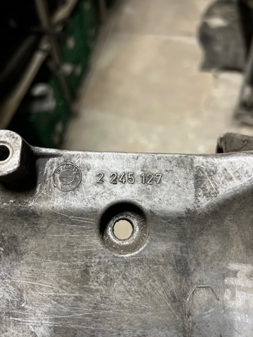 2245127 BMW Кронштейн компрессора кондиционера купить в Ирпень