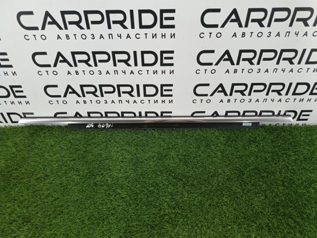 Молдинг опускного стекла нижний, двери задней, правой 4G0853764 VAG