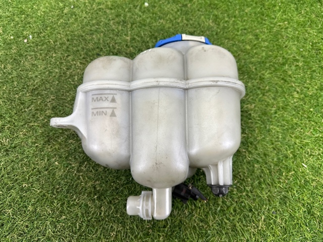 Пробка расширительного бачка 4M0121321J VAG