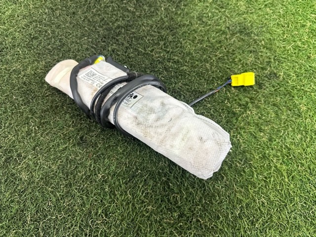 Подушка безопасности AIRBAG спинки сиденья, правого 4M0880242J VAG
