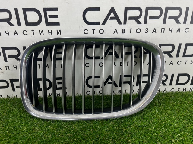 Решетка радиатора левая 51117184151 BMW