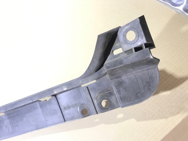 BMW 51128223270 Кронштейн бампера заднего центральный в наличии Ирпень