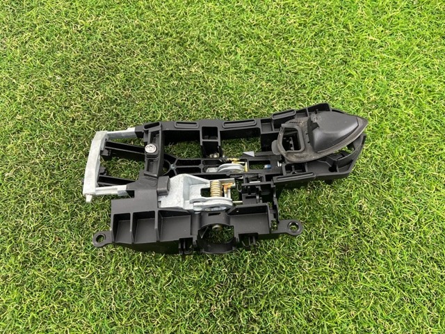 Держатель наружной ручки двери, задней левой 51217187227 BMW