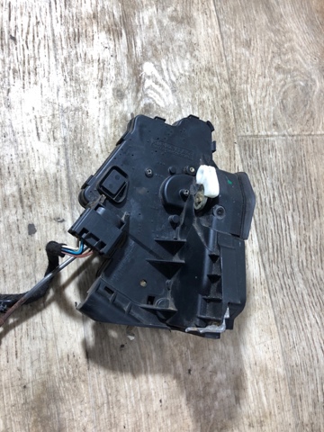 Замок двери задней левой 51227011245 BMW