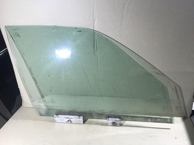 Стекло пассажирской двери 51321944084 BMW