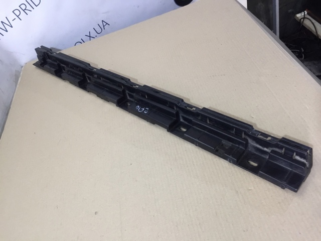 51777184777 BMW Кронштейн наружной накладки порога левой купить в Ровно