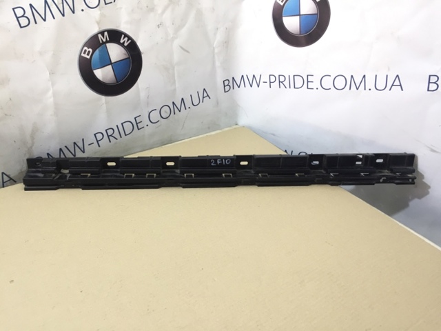 Кронштейн наружной накладки порога правой 51777184778 BMW