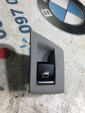 61319163527 BMW Кнопка включения мотора стеклоподъемника передняя правая купить в Николаев
