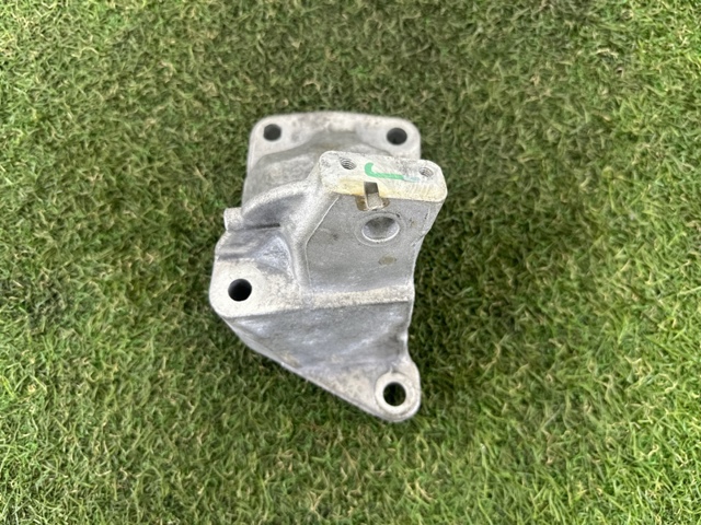 Кронштейн подушки (опоры) двигателя, левой 68252524AA CHRYSLER