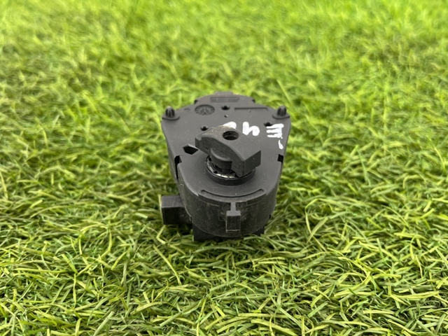 6902851 BMW Замок открывания лючка бензобака купить в Чернигов