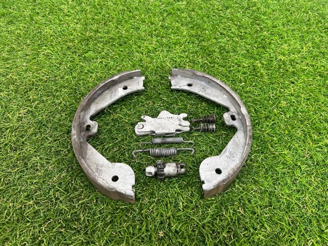 Комплект монтажный задних барабанных колодок 7L0698545A VAG