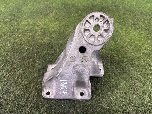 Кронштейн подушки (опоры) двигателя, правой 7L6199308D VAG