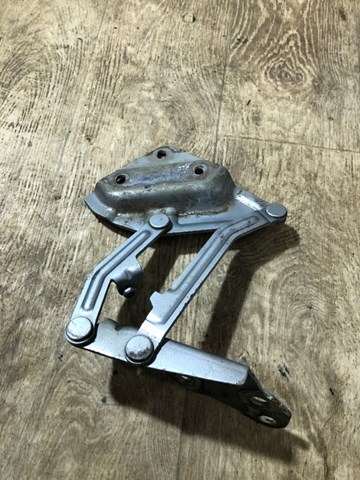 Шарнир капота левый 7L6823301 VAG