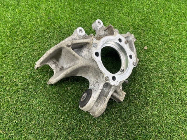 VAG 7P0505436 Цапфа (поворотный кулак) задний правый в наличии Каменское