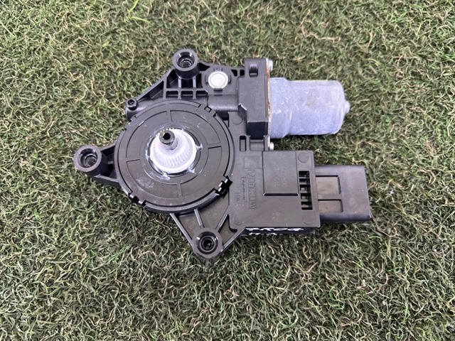 Мотор стеклоподъемника двери передней, левой 807516RA1A NISSAN