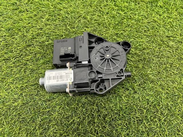 Мотор стеклоподъемника двери задней, правой 827303178R RENAULT