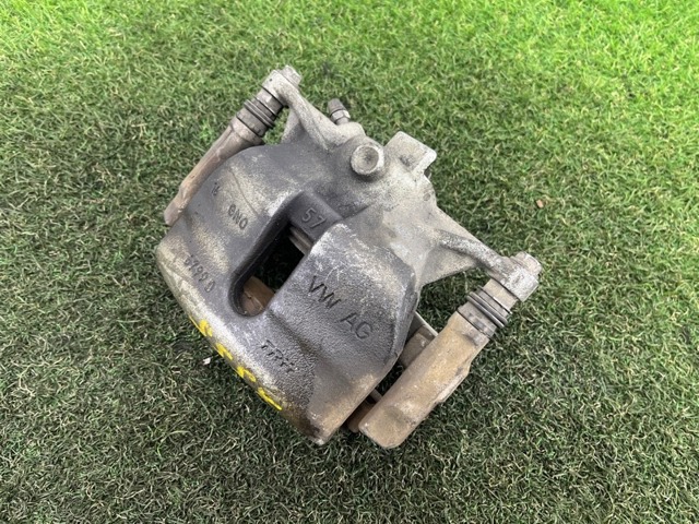 8V0615126A VAG Скоба суппорта купить в Чернигов