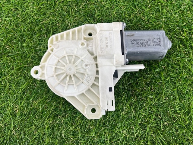 95862480200 PORSCHE Мотор стеклоподъемника двери передней правой купить в Чернигов