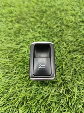 Кнопка стеклоподъемника передняя правая A2049058102 MERCEDES