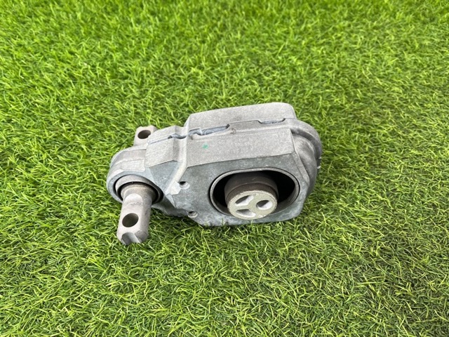 Подушка (опора) двигателя, правая нижняя A2432404400 MERCEDES