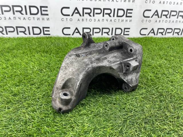Кронштейн подушки (опоры) двигателя, левой A6512230004 MERCEDES