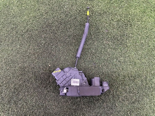 Замок двери водителя LR013801 LAND ROVER