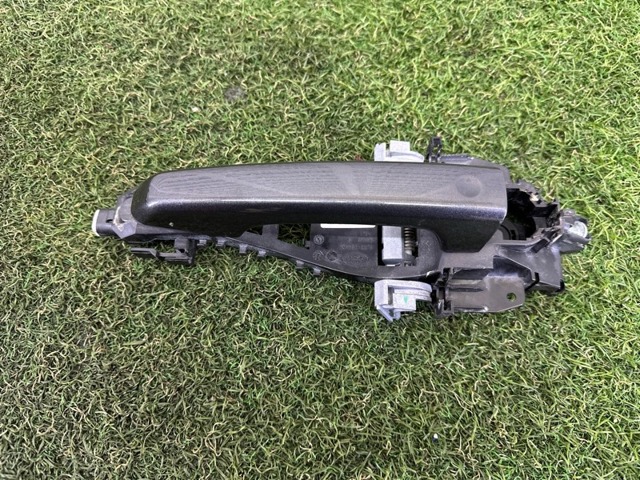 Держатель наружной ручки двери, передней левой LR025541 LAND ROVER