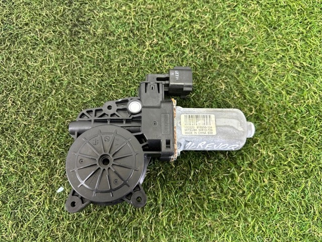 Мотор стеклоподъемника двери передней, левой LR031661 LAND ROVER