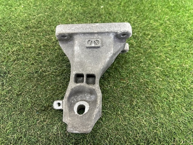Кронштейн подушки (опоры) двигателя, правой LR033180 LAND ROVER