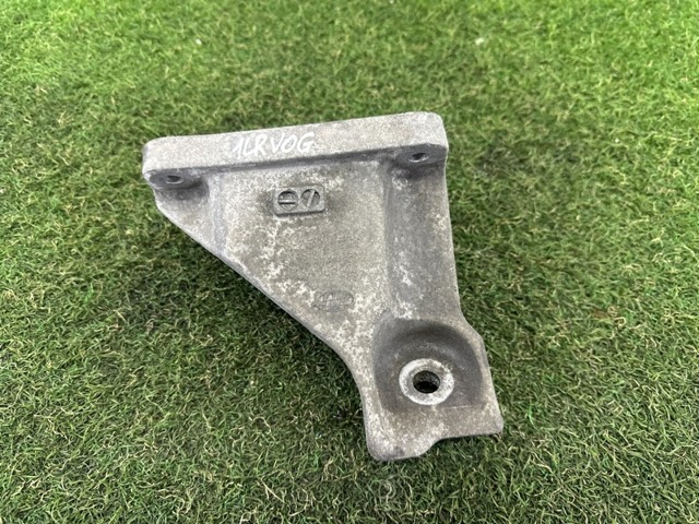 Кронштейн подушки (опоры) двигателя, левой LR033183 LAND ROVER