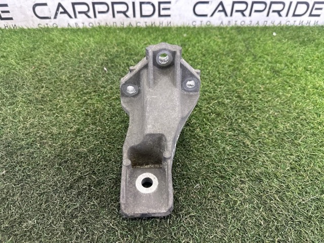 Кронштейн подушки (опоры) двигателя, левой LR033184 LAND ROVER
