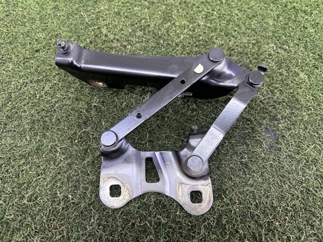 Завес капота, правый LR036583 LAND ROVER