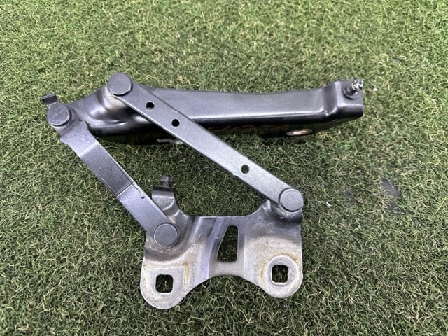 Левая петля капота LR036584 LAND ROVER