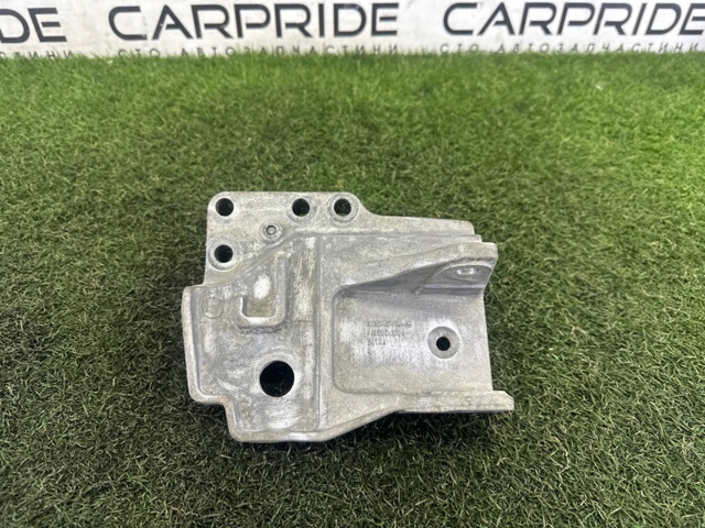 Кронштейн подушки (опоры) двигателя, правой LR037029 LAND ROVER