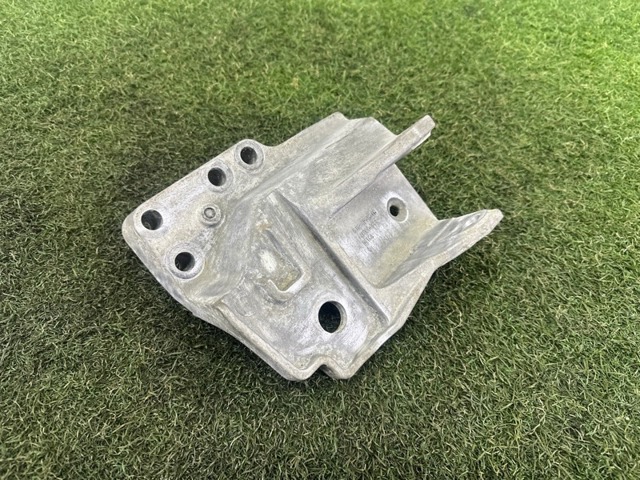 LR037029 LAND ROVER Кронштейн подушки (опоры) двигателя правой купить в Житомир