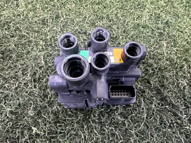 LR037082 LAND ROVER Блок клапанов регулируемой подвески задний купить в Кривой Рог