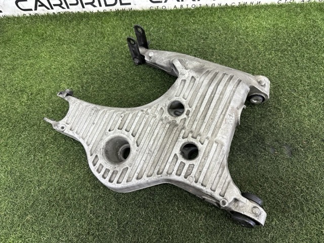 Рычаг задней подвески нижний, правый LR045835 LAND ROVER