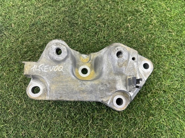 Кронштейн подушки КПП, левый LR047379 LAND ROVER