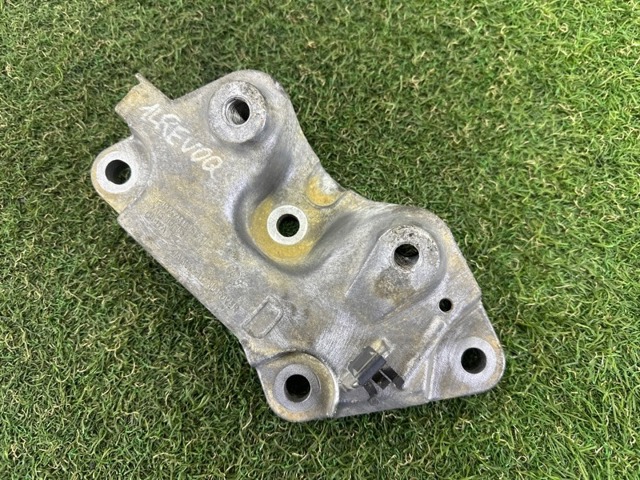 LAND ROVER LR047379 Кронштейн подушки КПП левый в наличии Черкассы