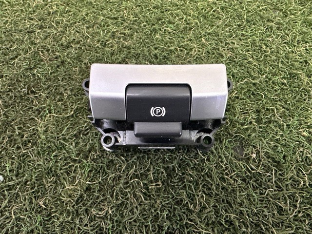 Кнопка электромеханического стояночного тормоза LR060857 LAND ROVER