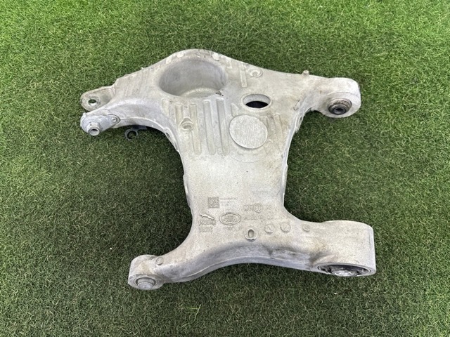 Рычаг задней подвески нижний, левый LR076679 LAND ROVER