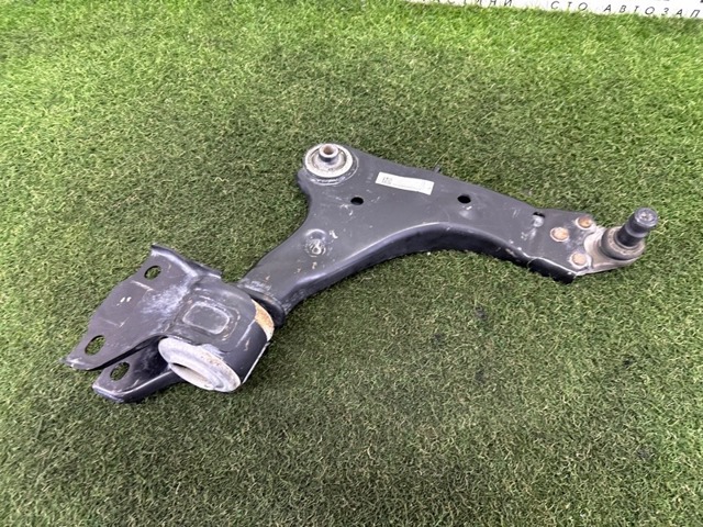 LR086107 LAND ROVER Рычаг передней подвески нижний правый купить в Кривой Рог