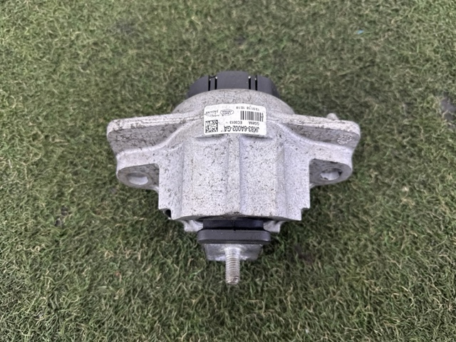 Кронштейн подушки (опоры) двигателя, правой LR094227 LAND ROVER